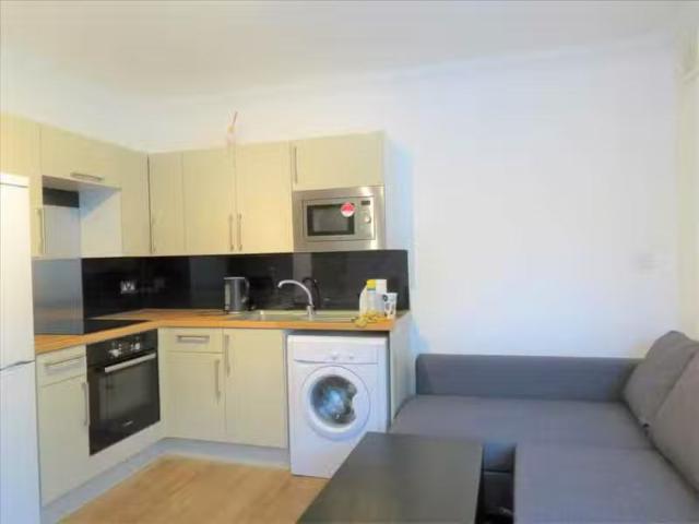Nice 2 BA 3 bedroom apartment for rent in Wimborne Road, Winto.