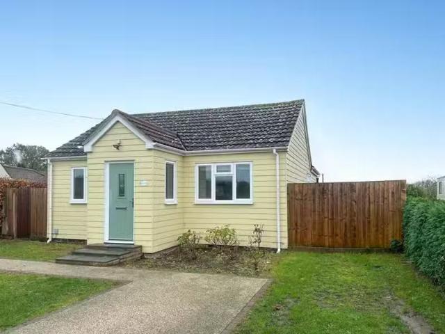Cozy 2 BA 3 bedroom bungalow for rent in Butlers Lane, Wrabnes.