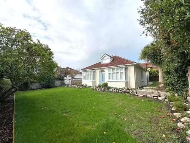 Charming 2 BA 3 bedroom detached bungalow for rent in Glenview.