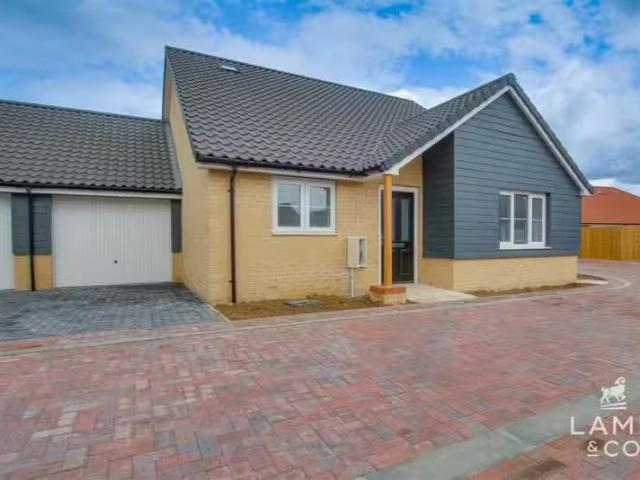 New 2 BA 3 bedroom detached bungalow for rent in Park Gate Cor.