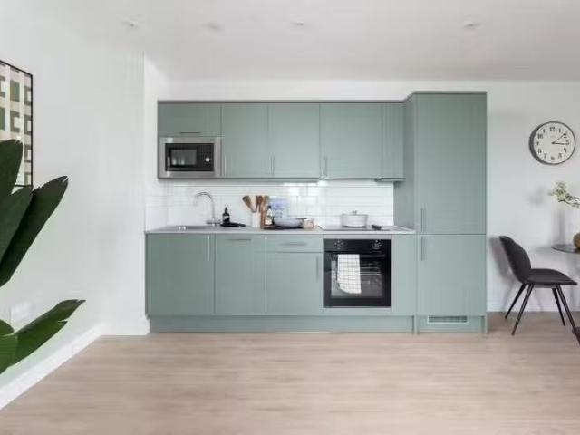 Cozy 2 BA 3 bedroom flat for rent in Cliff End, Purley, CR8