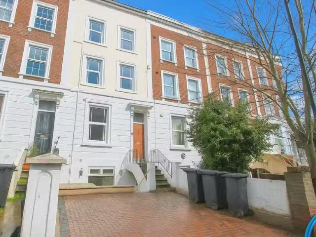 For Rent! 2 BA 3 bedroom maisonette for rent in Albert Park, B.