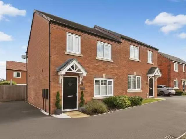 Charming 2 BA 3 bedroom semi detached house for rent in Warmin.