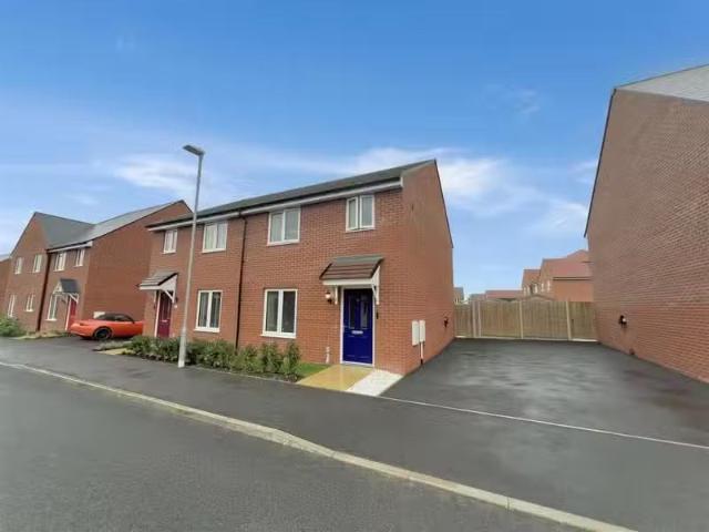 Cheap 2 BA 3 bedroom semi detached house for rent in Windsor R.
