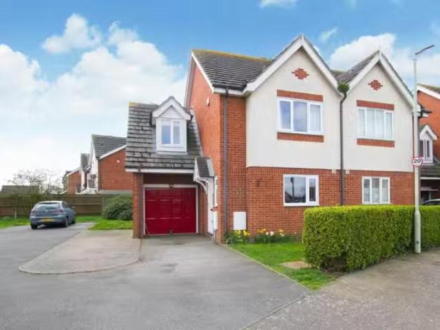 Cheap 2 BA 3 bedroom semi detached house for rent in Windsor G.