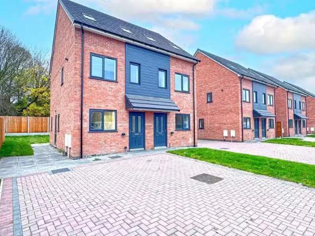 Nice 2 BA 3 bedroom semi detached house for rent in Alexandra.