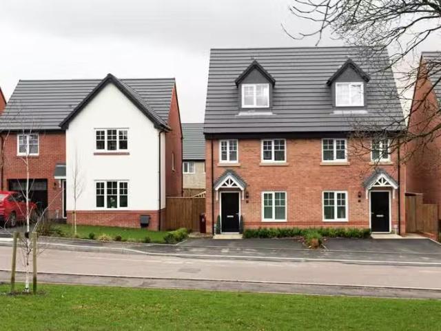 Rental! 2 BA 3 bedroom semi detached house for rent in Dogwood.