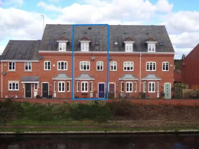 Cozy 2 BA 3 bedroom terraced house for rent in Admiral Walk, K.