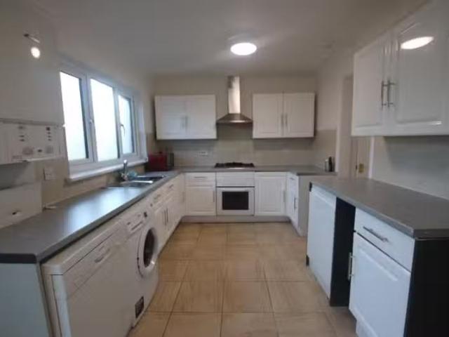 Cheap 2 BA 3 bedroom terraced house for rent in Seafield Close.