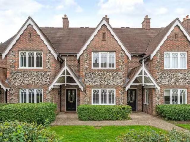Just in! 2 BA 3 bedroom terraced house for rent in Walled Gard.