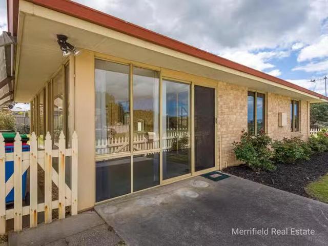 Charming 2 Beckett Court, Spencer Park, WA 6330