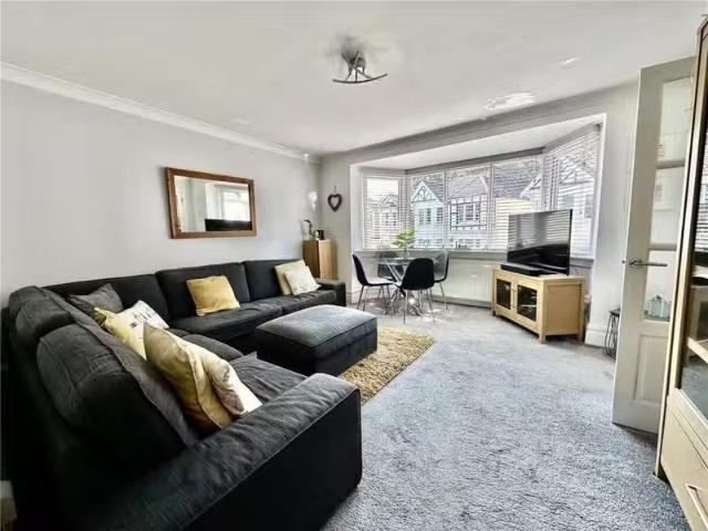 Rental! 2 bedroom apartment for rent in Westbourne Park Road.