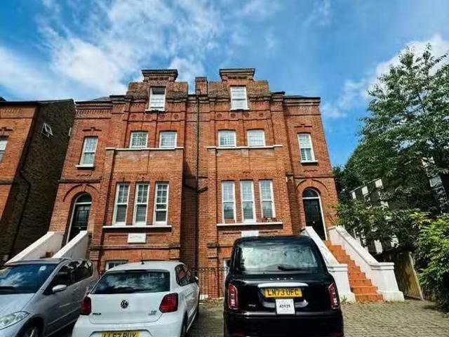 Cozy 2 bedroom apartment for rent in Hermon Hill, London, E11