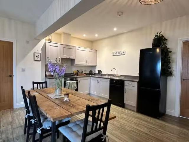 Nice 2 bedroom detached bungalow for rent in Straight Road, Ea.
