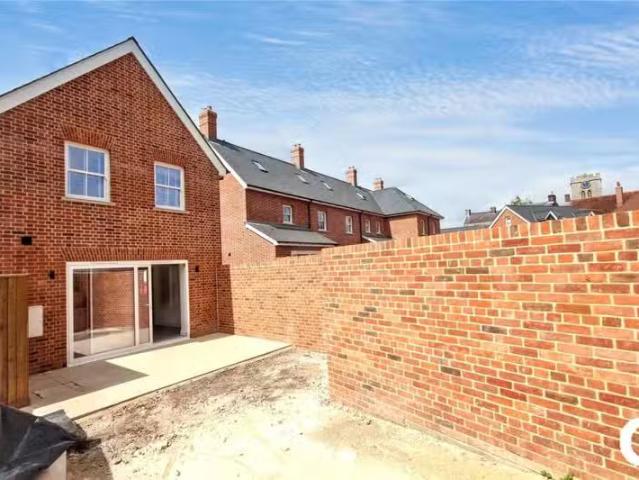 Deal! 2 bedroom end of terrace house for rent in Strides Lane.