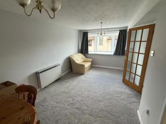 Charming 2 bedroom flat for rent in Crofton Court, Yeovil, BA21