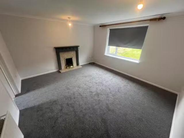 Deal! 2 bedroom flat for rent in Elizabeth Crescent, Stoke Gif.