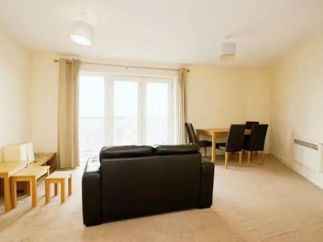 Cozy 2 bedroom flat for rent in Overstone Court, Caerdydd, CF10