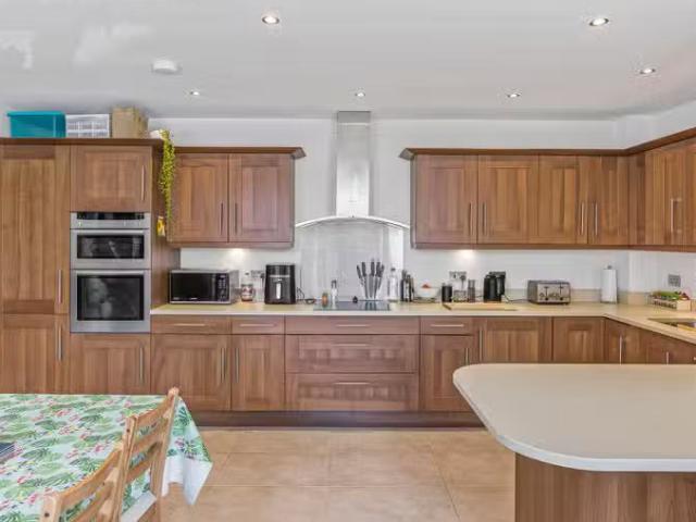 Cozy 2 bedroom flat for rent in Rosanne House, Bridge Road, We.