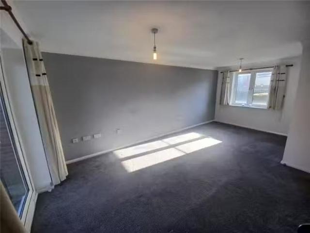 Cozy 2 bedroom flat for rent in Warren House Walk, Sutton Cold.