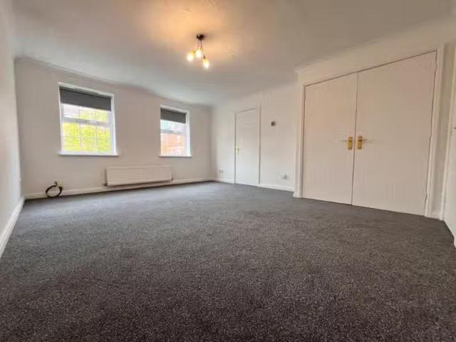 Nice 2 bedroom flat for rent in Trundalls Lane, Shirley, Solih.
