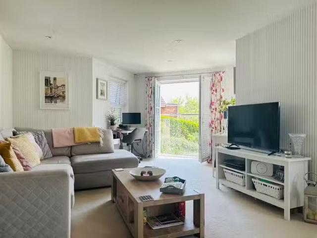 Cozy 2 bedroom ground floor flat for rent in Inverclyde Road.