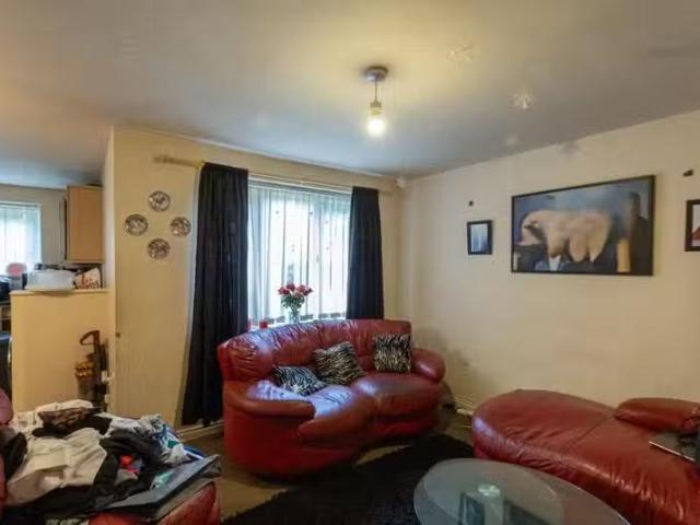 Charming 2 bedroom ground floor flat for rent in Summerton Roa.