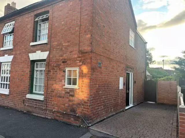 Deal! 2 bedroom semi detached house for rent in Broad Street.
