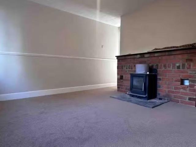 Charming 2 bedroom semi detached house for rent in Lawrence La.