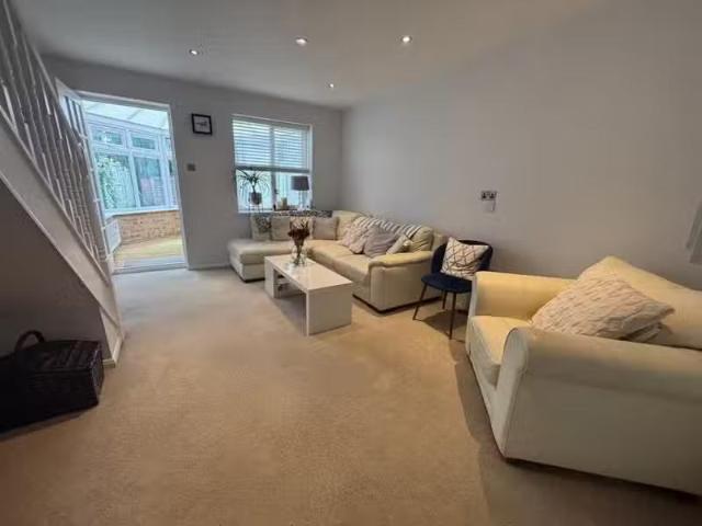 Cheap 2 bedroom terraced house for rent in Alsop Close, London.