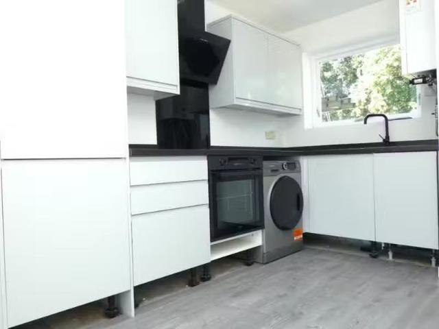 Charming 2 bedroom terraced house for rent in Field Avenue, Ca.