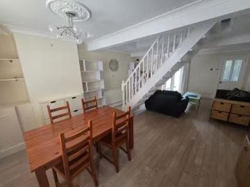 Deal! 2 bedroom terraced house for rent in person Street, Friz.