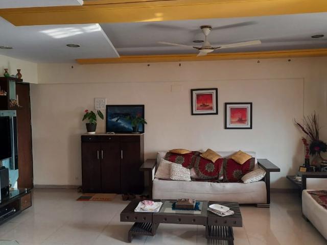 Rental | 2 BHK 1050 Sq.Ft. Apartment in Dahanukar Colony