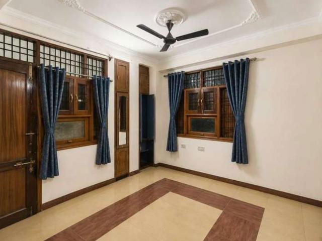 Rental | 2 BHK 1200 Sq.Ft. Apartment in Husainganj