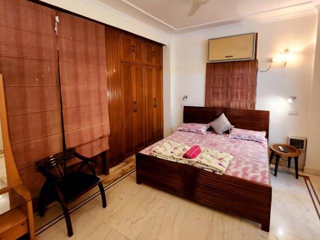 Rental | 2 BHK 170 Sq.Yd. Apartment in Sarvapriya Vihar