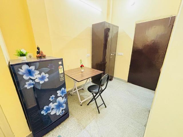 Rental | 2 BHK 200 Sq.Yd. Apartment in Shivalik Colony