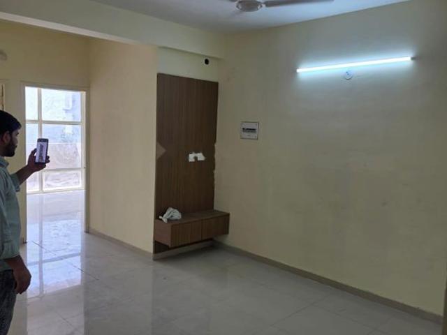 Rental | 2 BHK 800 Sq.Ft. Apartment in Pyramid Midtown