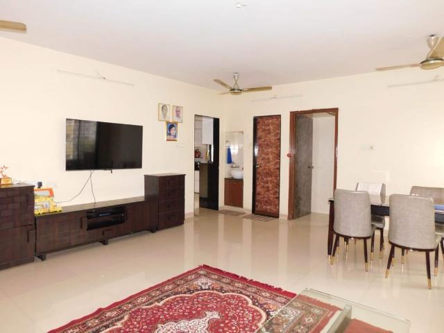 Rental | 2 BHK 976 Sq.Ft. Apartment in Crescent Apartment Bandra West