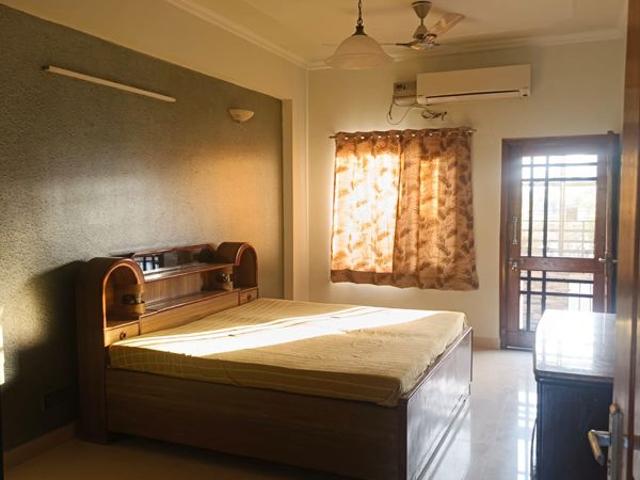 Rental | 2 BHK + Store Room 1450 Sq.Ft. Apartment in Rwa Jalvayu Vihar Noida