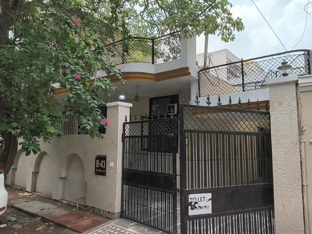 Rental | 2 BHK + Pooja Room 180 Sq.Mt. Independent House in RWA Apartments Sector 41