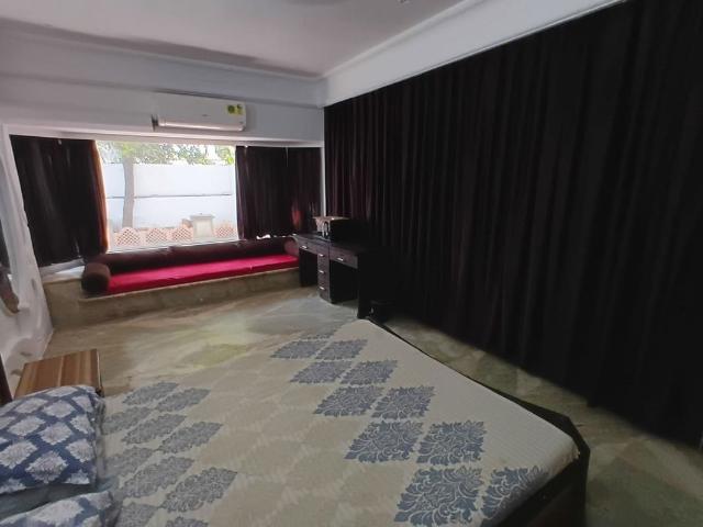 Rental | 2 BHK + Pooja Room,Servant Room 1000 Sq.Ft. Apartment in Paras Building