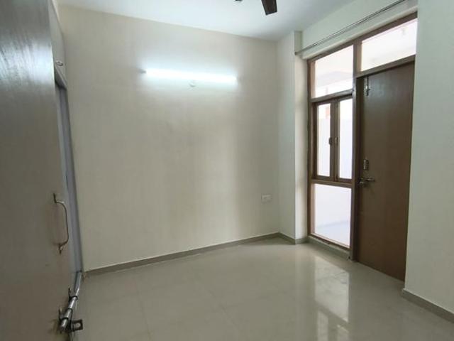 Rental | 2 BHK + Pooja Room,Servant Room,Study Room,Extra Room,Basement,Store Room 600 Sq.Ft. Apartment in Pareena Om Apartments