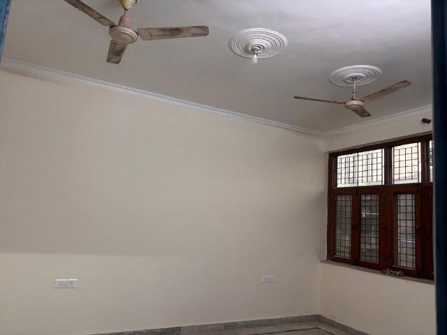 Rental | 2 BHK + Prayer Room 850 Sq.Ft. Apartment in Defence Enclave Noida