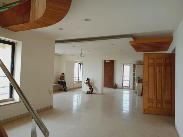 Rental | 2 BHK + Prayer Room 980 Sq.Ft. Apartment in Karishma Apartments Khar West