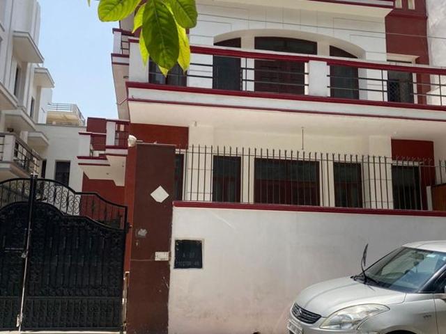 Rental | 2 BHK + Prayer Room,Servant Room,Study Room,Extra Room,Store Room 300 Sq.Mt. Villa in Sector 36