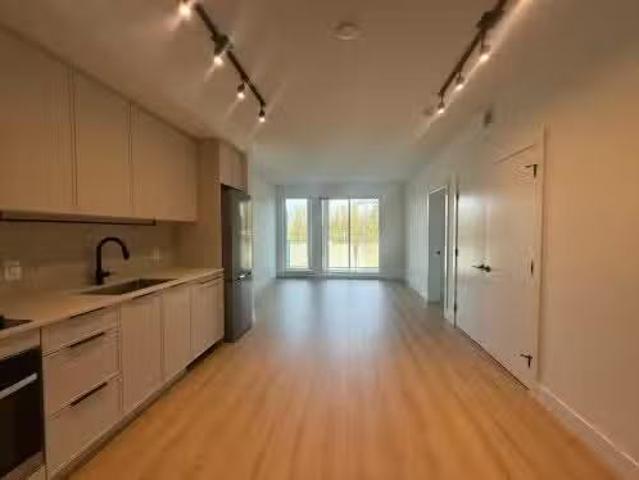 Cozy 2 BR 401 3055 Murray Street, Port Moody, BC, V3H 0P4 le.
