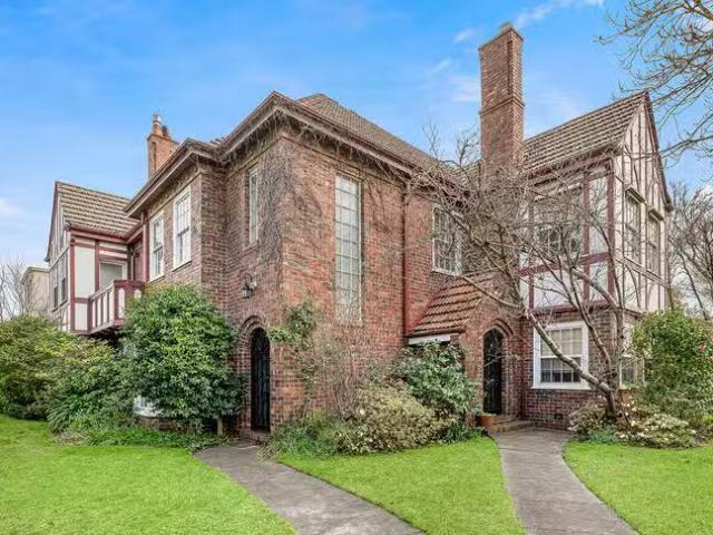 Nice 2 BR 4/1077 Malvern Road, Toorak, VIC 3142