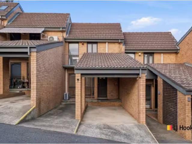 Unique 2 BR 4/12 Nimmitabel Street, Queanbeyan West Townhouse.