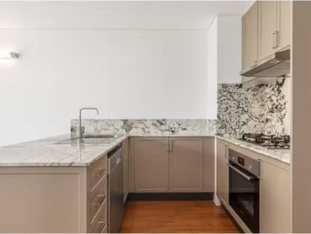Charming 2 BR 61/546 King Street, Newtown Apartment for rent.