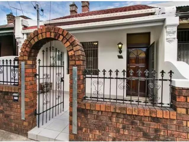 Deal! 2 BR 84 Wells Street, Newtown House for rent Listed by.